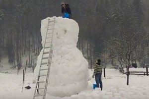 Закарпатье: слепили гигантского снеговика, который тянет на рекорд