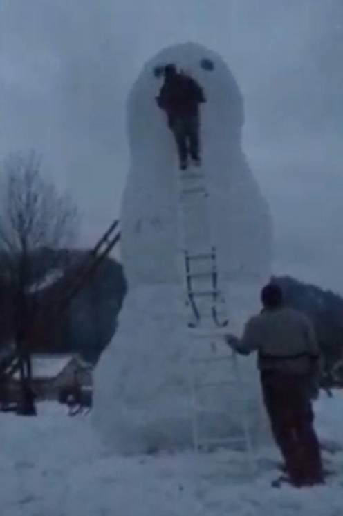 Закарпаття: зліпили гігантського сніговика, який тягне на рекорд