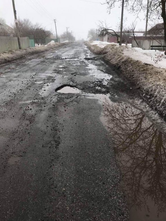 Дорога в селе Супруновка Полтавской покрыта ямами