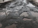 Дорога у селі Супрунівка на Полтавщині вкрита ямами