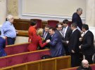 Депутаты стали в очередь для приветствия. Первыми оказались Александр Долженков из "Оппозиционного блока" и Антон Яценко с "Видродження"