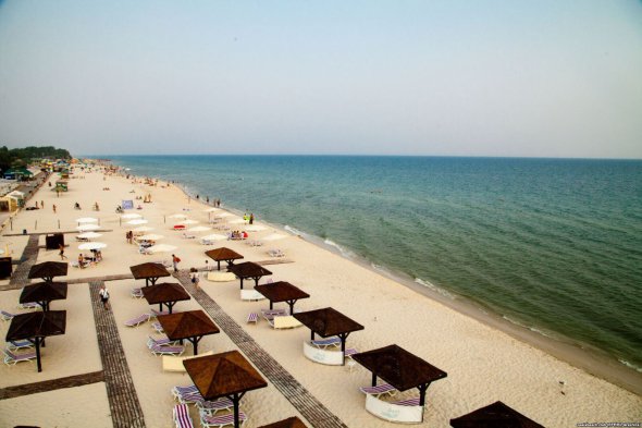 Комплекс Oasis Beach - это отель с собственным пляжем на 57 номеров. Он является одним из самых престижных комплексов в Лазурном. Находится на побережье Черного моря