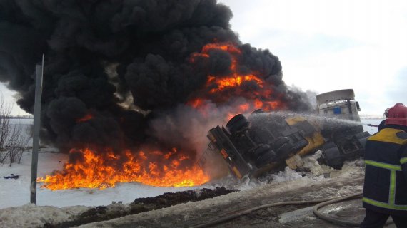 Загорілася вантажівка, яку вчора розвернуло на узбіччі