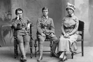 Ольга Басараб (крайня справа) сфотографувалася з подругами з Легіону Українських січових стрільців Софією Галечко та Гандзею Дмитерко у Відні 1916-го. Вона тоді працювала у Червоному хресті