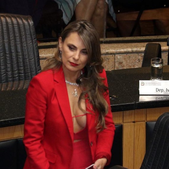 Депутат из Бразилии пришла на заседание в откровенной одежде
