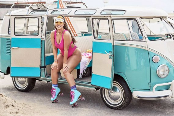 Модель plus size Эшли Грэм представила новую коллекцию купальников совместно с брендом Swimsuits For All