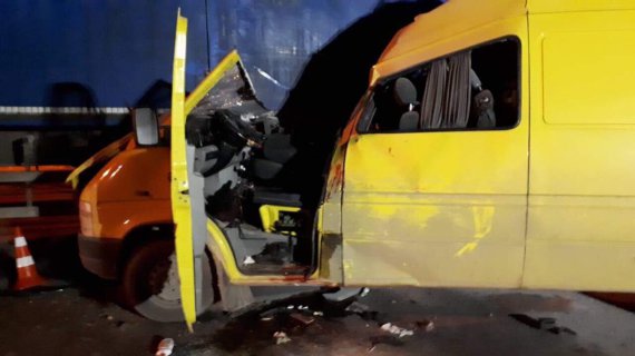 В Виннице в припаркованный грузовик влетел бус с 11 пассажирами: 3 погибших, 3 травмированных