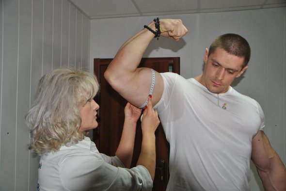 Киевлянин Адам Козыра установил рекорд в номинации "самый большой бицепс".