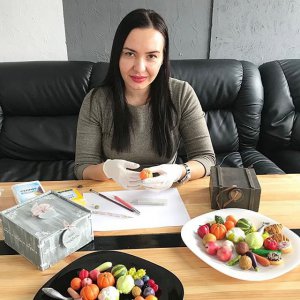 Ольга Кириченко изготавливает под заказ маленькие копии овощей и фруктов