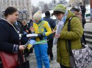 В конце акции все желающие могли написать слова поддержки Владимиру гляделки и Роману Сущенко