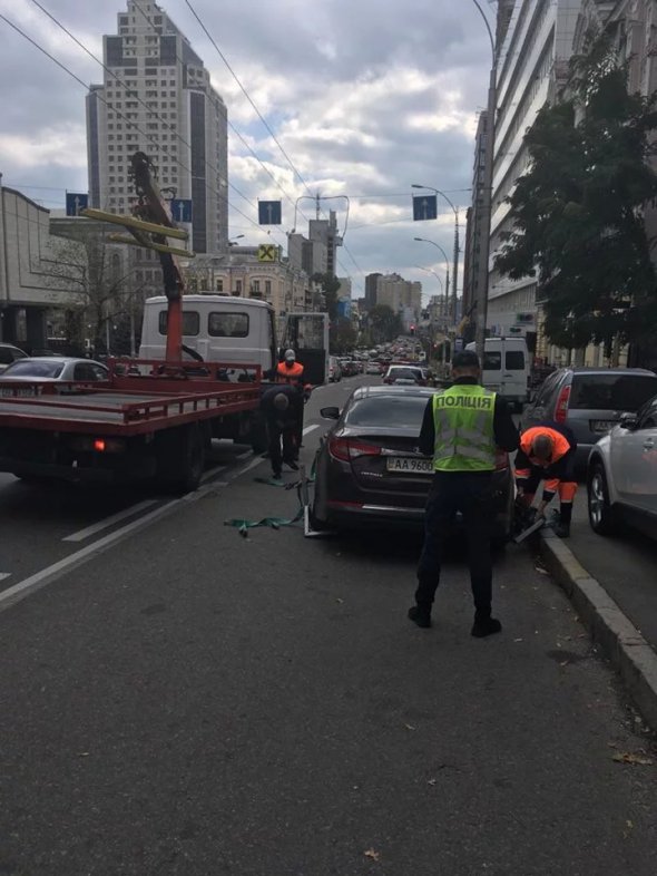 У Києві почали евакуювати авто