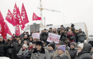 Близько 200 людей зібралися на акцію протесту біля мерії. Вимагали скасувати рішення влади про підвищення вартості проїзду