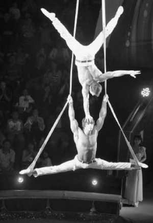 Артем Любаневич та Олег Шакиров виконують трюк під шатром цирку на фестивалі у Монте-Карло. Номер придумали вісім років тому