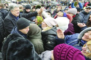 Президент Петро Порошенко спілкується з мешканцями Житомира. Глава держави привіз до обласного центру томос про автокефалію Православної церкви України, 17 січня 2019 року