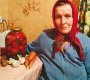 Лідія Колпаченко із Пальчиківки продає городину та консервацію, щоб зібрати гроші  на навчання онука