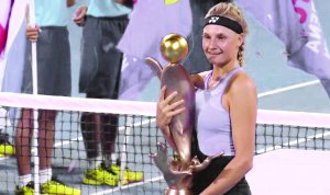 Українська тенісистка Даяна Ястремська стоїть з кубком переможниці турніру у Таїланді