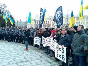 В Харькове сотни людей протестуют против повышения тарифов на проезд. Фото: Кh.depo.ua
