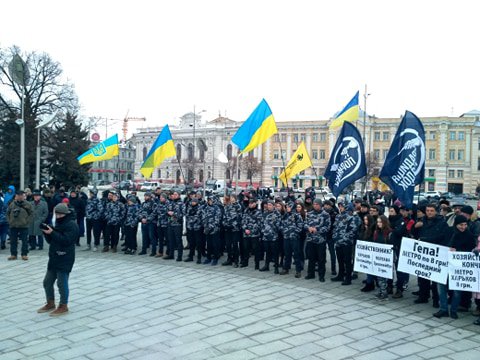 У Харкові сотні людей протестують проти підвищення тарифів на проїзд. Фото: Кh.depo.ua