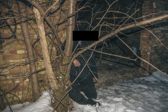 В Киеве возле станции метро Выдубичи обнаружили труп 24-летнего мужчины. Предварительно - покончил с собой
