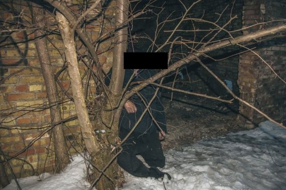 У Києві поблизу станції метро Видубичі виявили труп 24-річного чоловіка. Попередньо - вкоротив собі віку