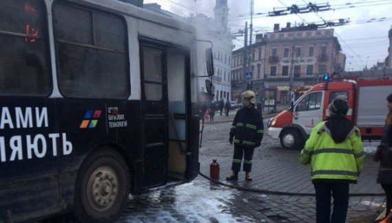 В Черновцах во время движения загорелся троллейбус с пассажирами