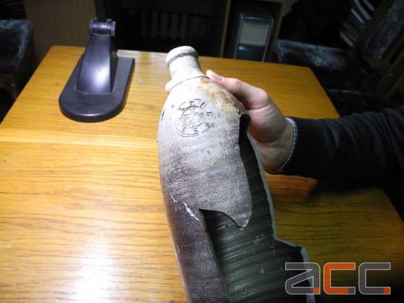 Бутылка сделана из каменной фарфора.