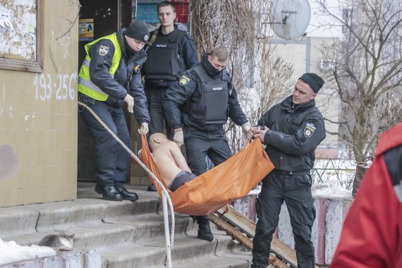 В Киеве в жилом доме ножом ранили мужчину