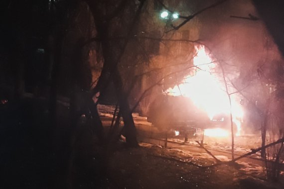 В Киеве на проспекте Победы в одном из дворов загорелась Toyota, что принадлежит семье депутата Киевского городского совета