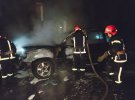 В Киеве на проспекте Победы в одном из дворов загорелась Toyota, что принадлежит семье депутата Киевского городского совета