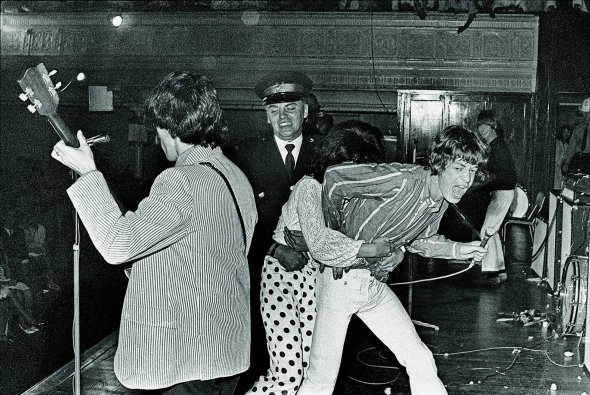 Поліцейський відтягує фанатку від соліста Rolling Stones Міка Джаґґера під час концерту у столиці Нової Зеландії ­Веллінгтоні, 23 лютого 1966-го