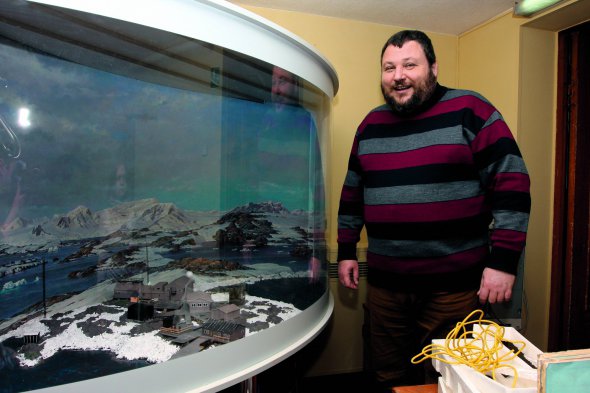 Євген ДИКИЙ, 45 років, директор. Національного антарктичного наукового центру, ветеран АТО Народився в Києві 28 серпня 1973-го в сім’ї економіста й учительки російської мови й літератури. Із 15 років брав участь у національно-визвольному русі – був членом Української Гельсінської спілки, створив Спілку незалежної української молоді. Учасник Революції на граніті 1990 року. Закінчив біологічний факультет Національного університету імені Тараса Шевченка та аспірантуру на кафедрі екології Києво-Могилянської академії. Кандидат наук, морський біолог. Викладав у Києво-Могилянській академії, був на дослідницькій роботі в Національній академії наук та в Педагогічному університеті імені Михайла Драгоманова. У січні 1991-го очолив Український добровольчий студентський загін у Литві, коли у Вільнюсі радянське керівництво силою спробувало повернути республіку у склад СРСР. Нагороджений медалями ”Заслуги Литовського Війська” та ”Союзу захисників свободи Литви”. 1995 року брав участь у російсько-чеченській війні на боці незалежної Ічкерії як керівник гуманітарної місії. Учасник помаранчевої революції та Революції гідності. У травні 2014-го пішов добровольцем на війну на Донбасі. Виконував обов’язки командира роти батальйону ”Айдар”, брав участь у боях на Луганщині. Демобілізований через бойову травму. Нагороджений медалями ”За воїнську доблесть”, ”Захиснику Вітчизни”, Орденом за мужність ІІІ ступеня. На замовлення Литовської військової академії імені генерала Йонаса Жемайтіса написав книжку ”Гибридная война России: опыт Украины для стран Балтии”. За нею навчають офіцерів країн Балтії. Після демобілізації з весни 2015 року працював заступником директора Українського наукового центру екології моря в Одесі, виконував обов’язки директора Науково-дослідного протичумного інституту імені Іллі Мечникова. У лютому 2018-го призначений директором Національного антарктичного наукового центру. З дружиною Катериною виховують доньку 11-річну Владиславу. Живе в Києві