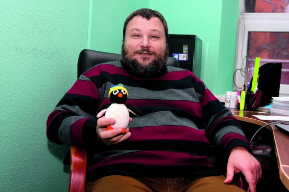 Євген Дикий у своєму кабінеті  в Національному антарктичному науковому центрі тримає іграшкового пінгвіна. Установу очолює рік