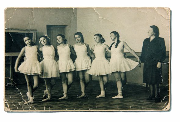 У дитинстві Світлана Петровська (крайня ліворуч) займалася балетом у Палаці піонерів на столичній вулиці Михайла Грушевського. Зараз у цьому приміщенні розташоване посольство Китайської Народної Республіки