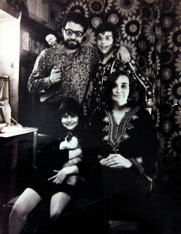 Світлана Петровська сидить на стільці поряд із донькою Катериною. Вгорі стоїть її син Йоханан та чоловік Мирон Семенович. Фото 1980-х