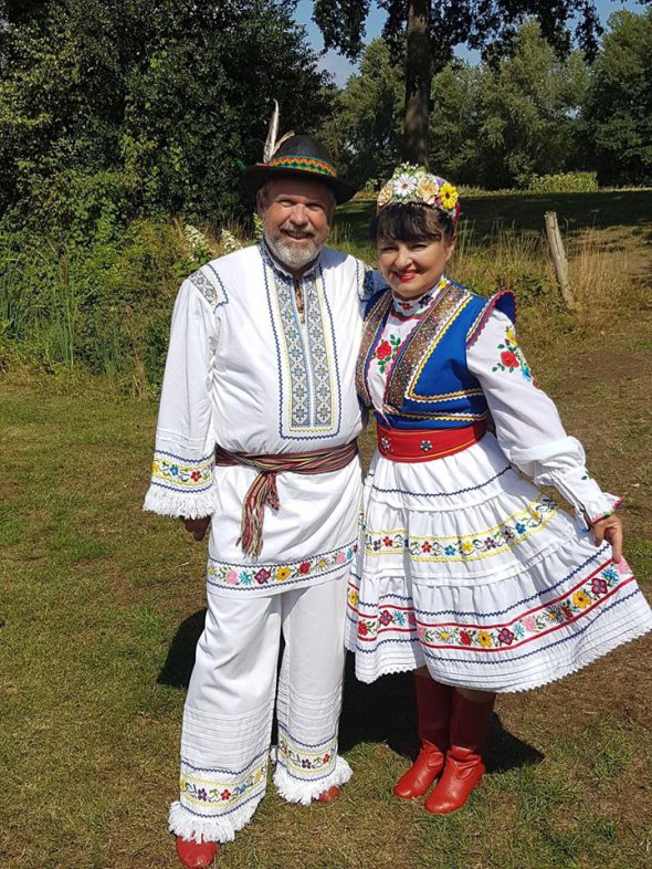  Наталія Мерецька разом із чоловіком разом виступають в українському танцювальному та співочому колективі "Русалка"