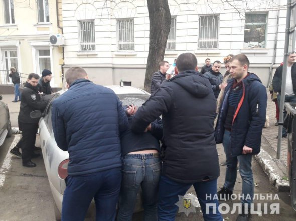 В Одессе на ул. Пушкинской двое грабителей отобрали у предпринимателя сумку с $ 20 тыс. И побежали прямо к зданию областного управления полиции