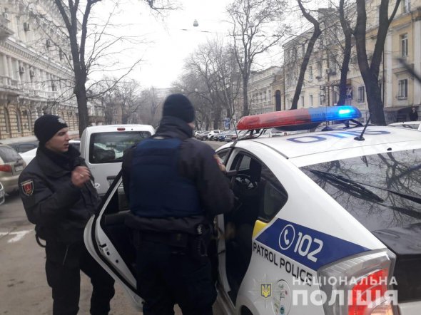 В Одесі на вул. Пушкінській  двоє грабіжників відібрали у підприємця сумку із  тис. і побігли прямо до будівлі обласного управління поліції