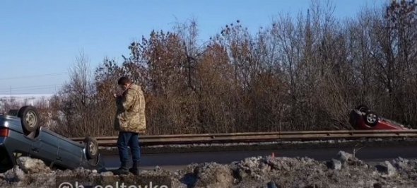 Возле поселка Рогань на Харьковщине произошла масштабная авария. На крышу перекинулись 4 автомобиля