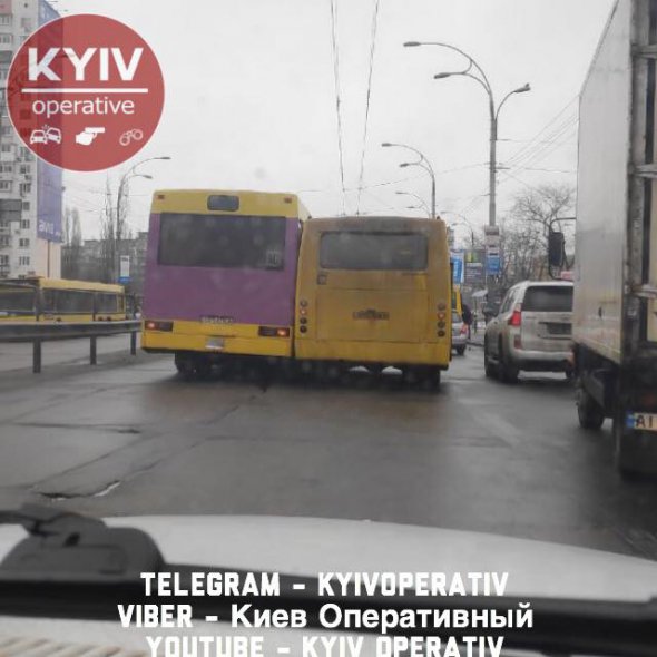 У Києві практично одночасно сталися дві дорожньо-транспортних події за участю громадського транспорту