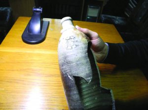 Історик Микола Ільків тримає відреставровану пляшку з-під мінеральної води XVIII століття. Її зібрали з 30 уламків