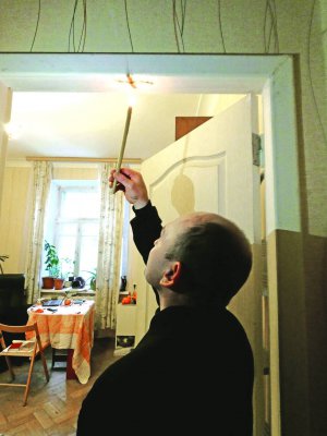 38-річний киянин Володимир Коптенко випалює ­стрітенською свічкою хрест над дверима у своїй ­квартирі ­2017-го. Створює оберіг для захисту помешкання від пожежі