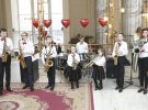 В день свадьбы молодоженов развлекали купидоны и детский оркестр.