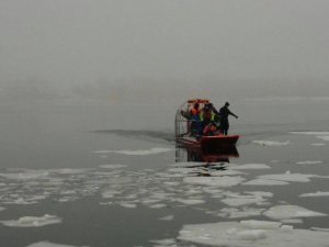 Двох рибалок зняли з крижини на Дніпрі. Фото: ДСНС
