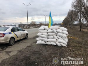 Озброєні невідомі намагалися встановити блокпост. Фото: Нацполіція