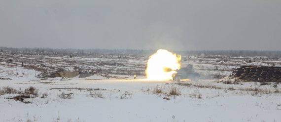 Основний бойовий танк ЗСУ Т-64 веде вогонь з ходу на полігоні НЦ "Десна"