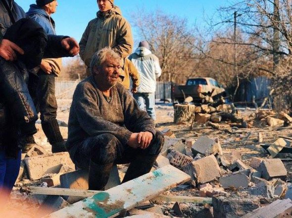 70-річний Віктор Фролов сидить на уламках свого будинку