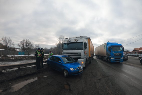 В Киеве возле Жулянского моста грузовик протаранил автомобиль Chery