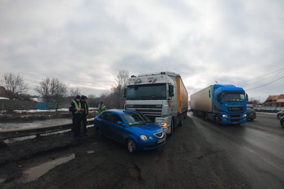 У Києві біля Жулянського мосту  вантажівка протаранила автомобіль Chery