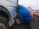 В Киеве возле Жулянского моста грузовик протаранил автомобиль Chery