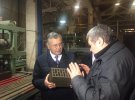 Гриценко теж пішов на завод - на Сумщині зустрівся з працівниками, пройшовся потужностями будівельного підприємства 